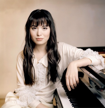 Alice Sara Ott by Felix Broede The lovely Ott has been making waves in the